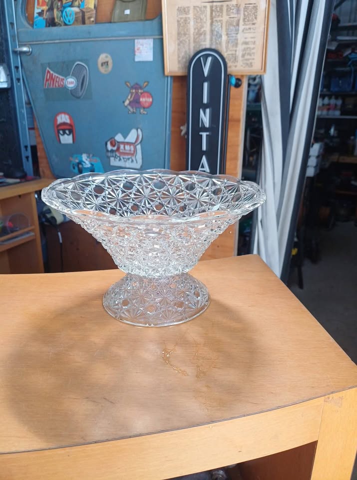 Coupe sur pied / Compotier vintage en verre moulé – Style Art Déco