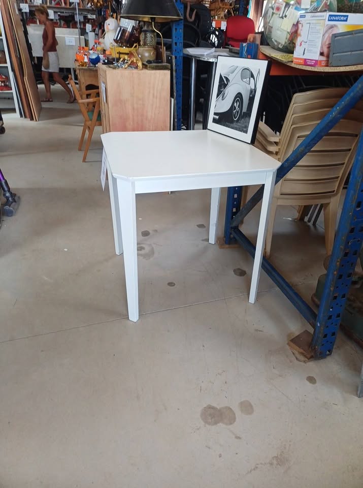 Table carrée blanche IKEA (75x75 cm)cette table carrée blanche de la marque IKEA, idéale pour les petits espaces, une cuisine ou comme bureau…