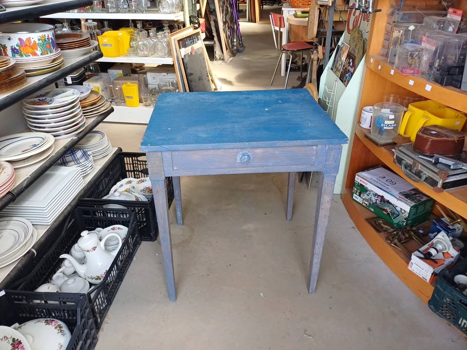 Ancienne table d'appoint en bois peint bleu / Petit bureau de campagne