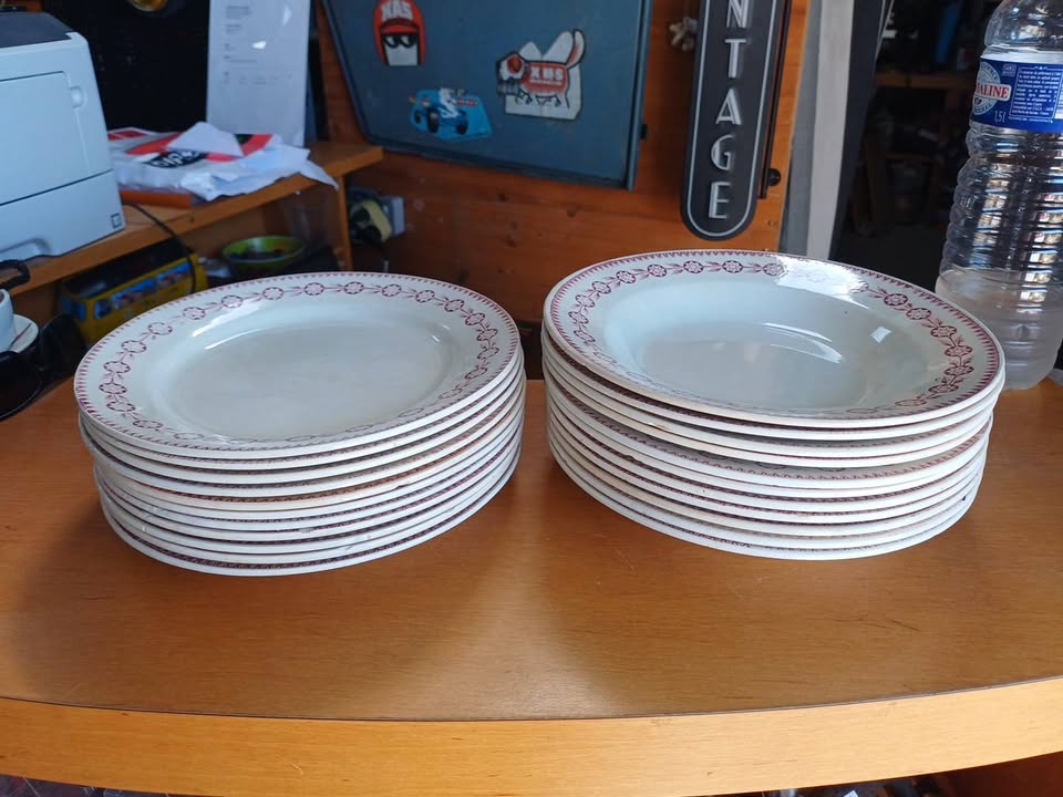 Lot 22 assiettes anciennes Terre de Fer GIEN modèle Athènes (11 plates + 11 creuses)