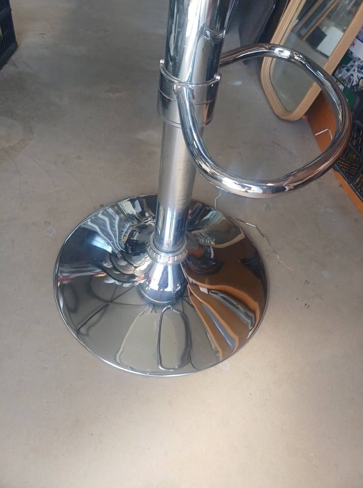 Tabouret de bar blanc réglable et rotatif – Pied chromé