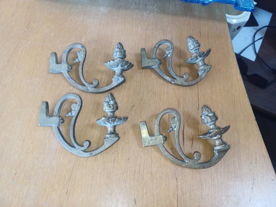 Lot de 4 poignées de meuble anciennes en laiton - Style Louis XV / Rocaille