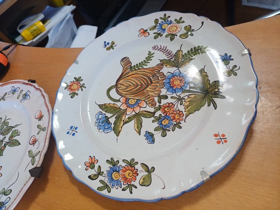 Assiette murale faïence décor floral - Marque SP (Style Sceaux / Moustiers) XXe
