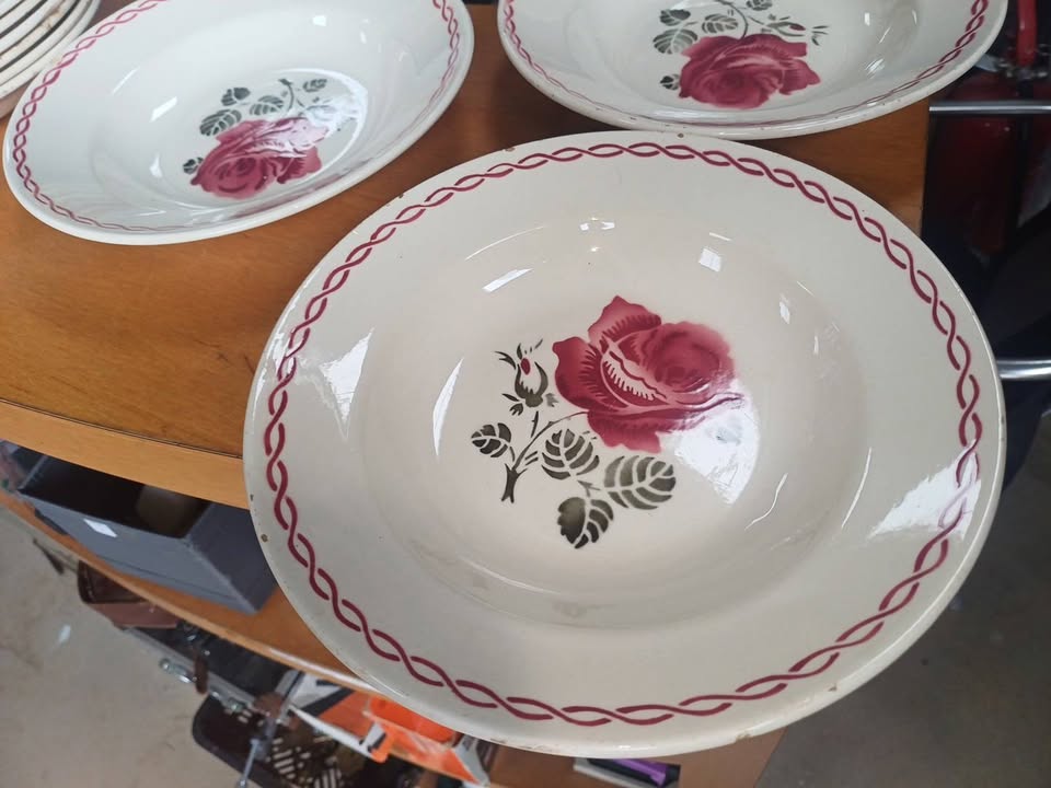 Lot de 9 assiettes creuses anciennes Badonviller / Digoin – Décor Rose rouge rétro