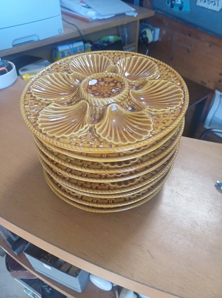 Lot 8 assiettes à huîtres barbotine Longchamp majolique vintage