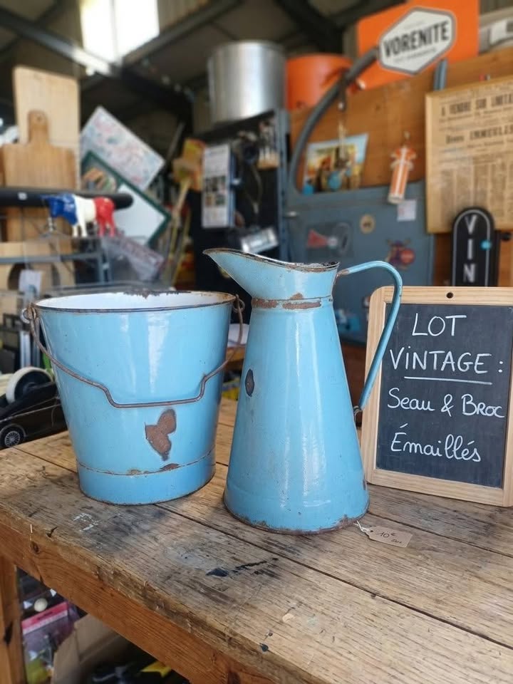 Vintage : Pichet / Broc à eau et Seau en tôle émaillée bleu ciel