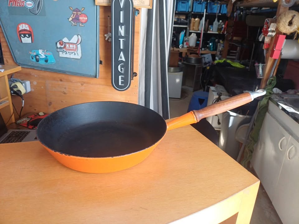Poêle en fonte émaillée Le Creuset N°28 Orange Volcanique manche bois - Vintage