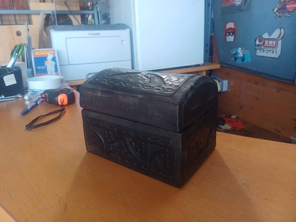 Ancienne boite / coffret en cuir repoussé travaillé à la main