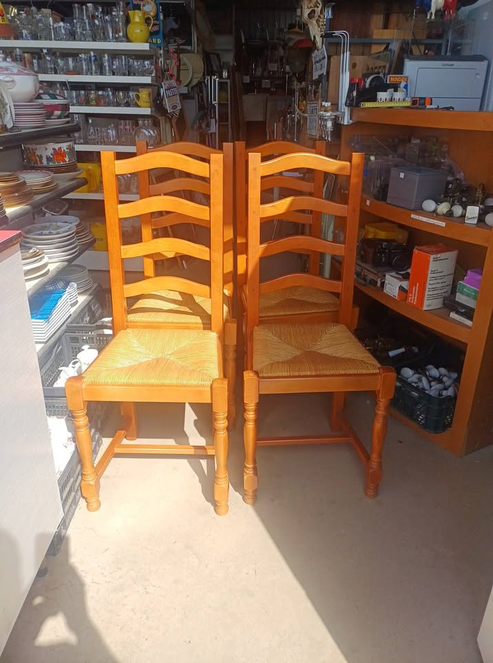 Lot de 4 chaises rustiques en bois et paille – tres bon état