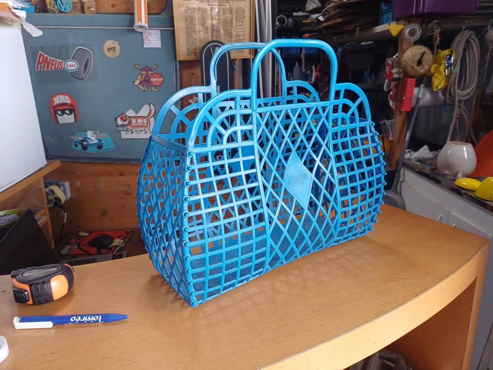 cabas / panier de marché vintage en plastique moulé bleu de la marque MonSac. Un classique des années 70 au look rétro très recherché !