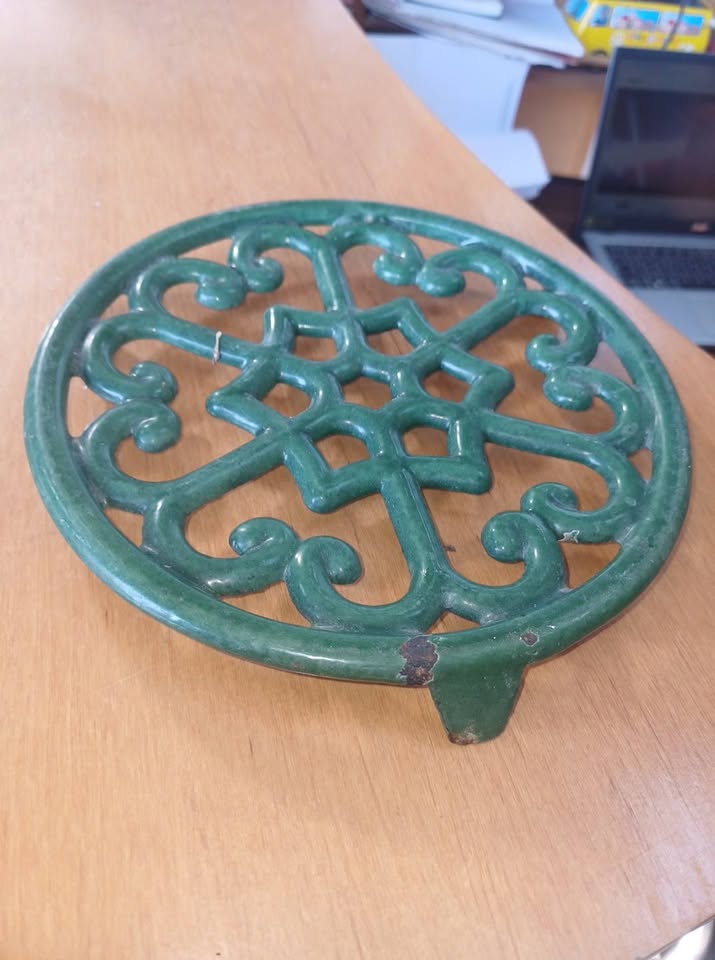 Dessous de plat ancien en fonte émaillée verte — Vintage