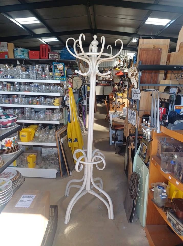 Porte-manteau perroquet style Thonet / Kohn en bois courbé peint en blanc.