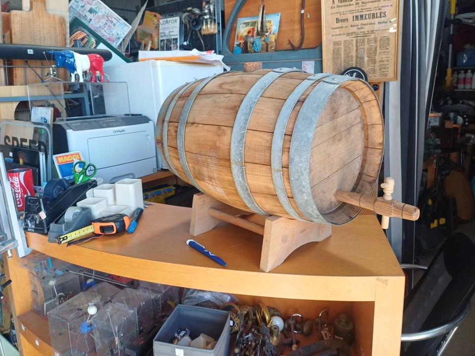 Petite barrique / Tonneau en bois sur socle avec robinet – Déco vintage