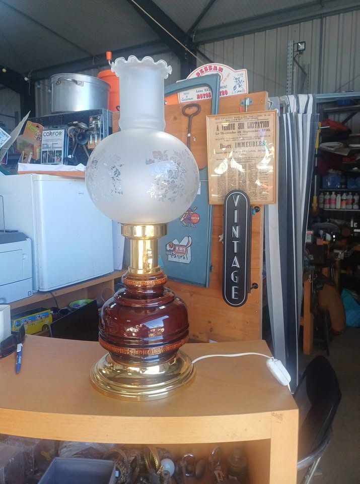 très belle grande lampe à poser de style lampe à pétrole ancienne / rétro, idéale pour une décoration vintage, rustique ou de charme.