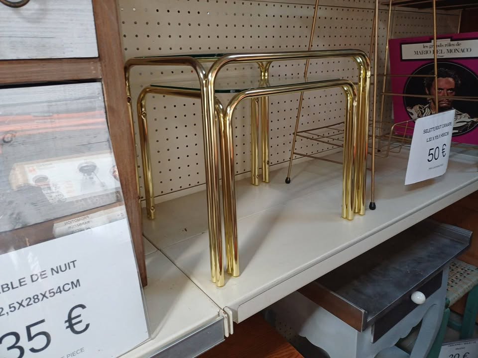 Duo tables gigognes vintage métal doré et verre – Années 70