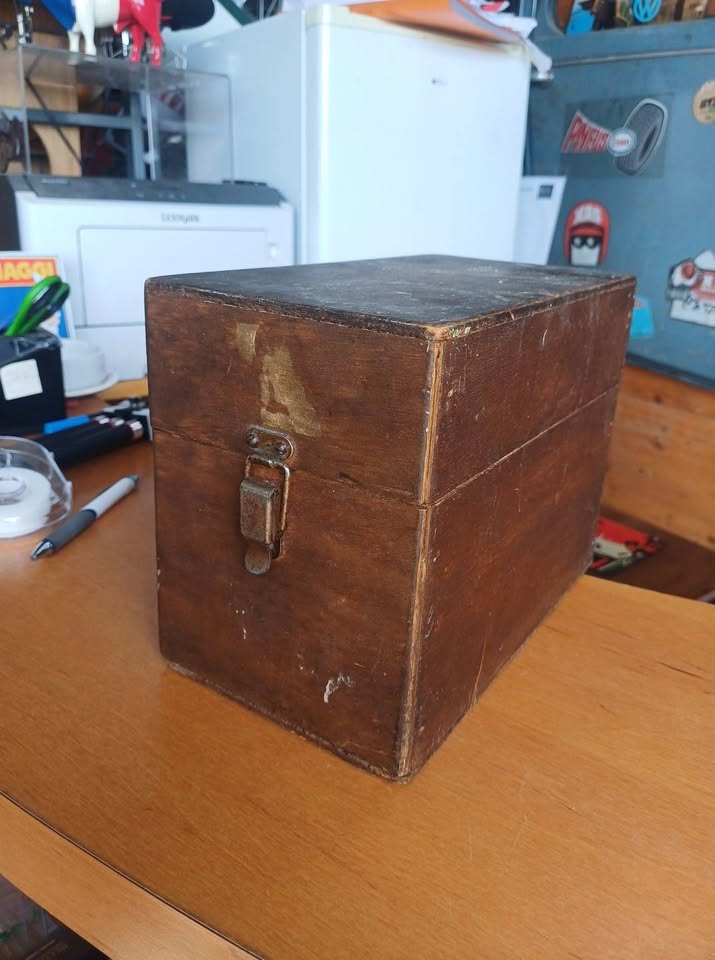 Boîte ancienne en bois vintage / Coffret de rangement d'atelier