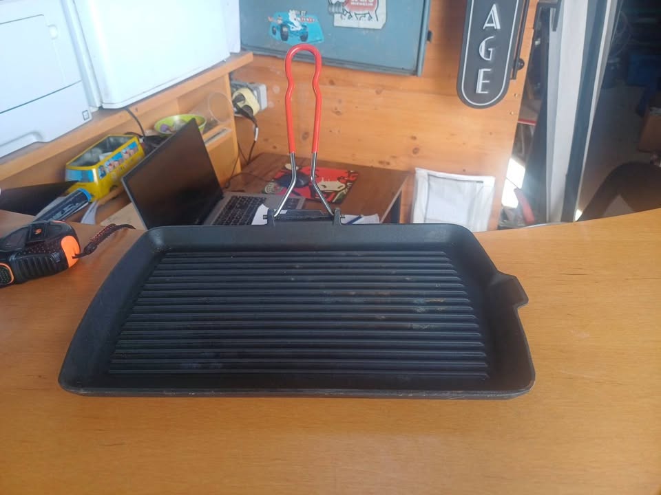 Gril / Grill en fonte 34x21 cm - Made in France - Poignée rabattable