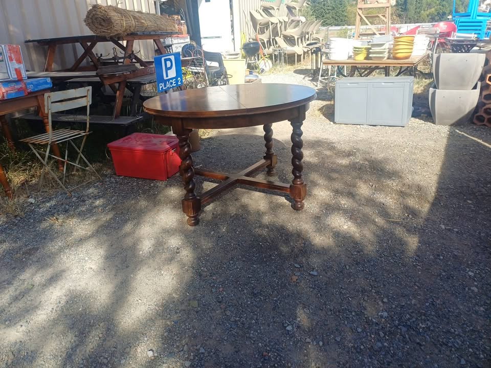 jolie table à manger ronde vintage / ancienne en bois massif teinté foncé.