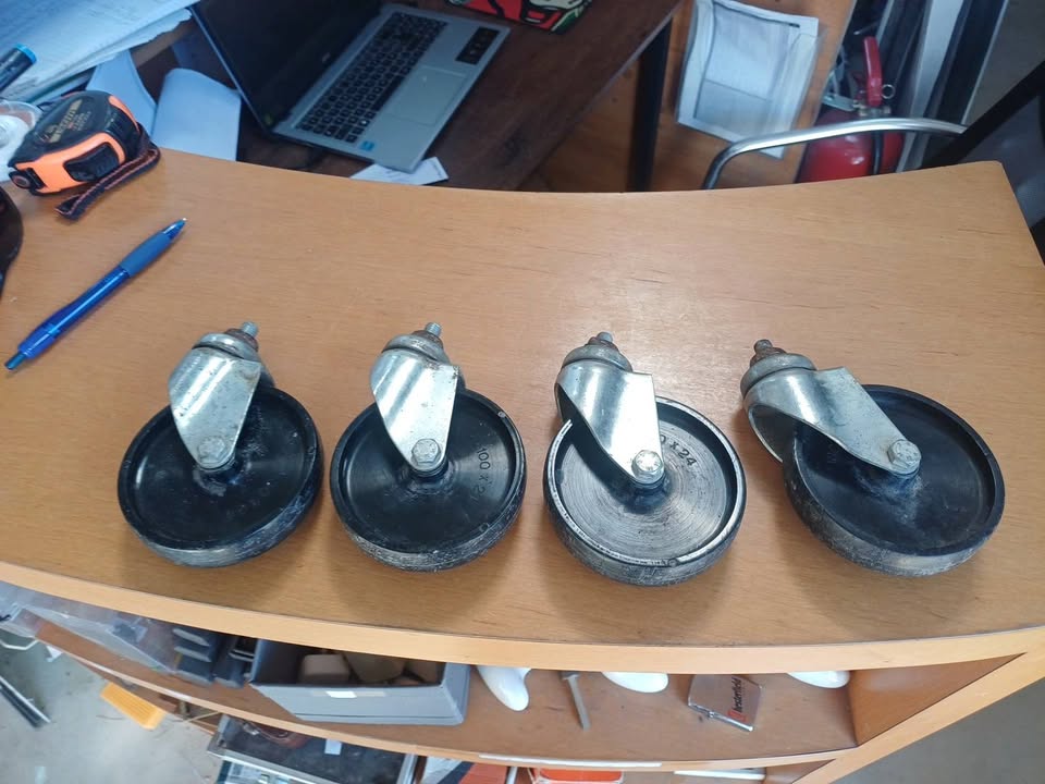 Lot de 4 roulettes pivotantes à tige filetée – Ø 100 mm (Bon état)