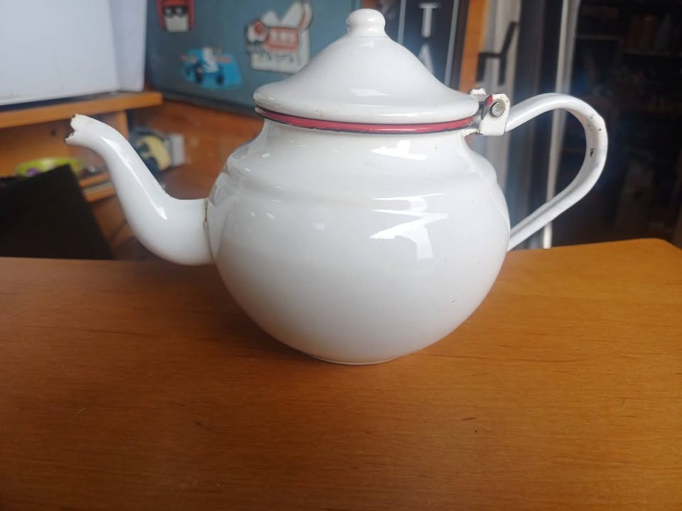 Théière émaillée vintage JAZ  Authentique théière / cafetière vintage en métal émaillé blanc avec un élégant liseré rouge sur le couvercle. Marque :…