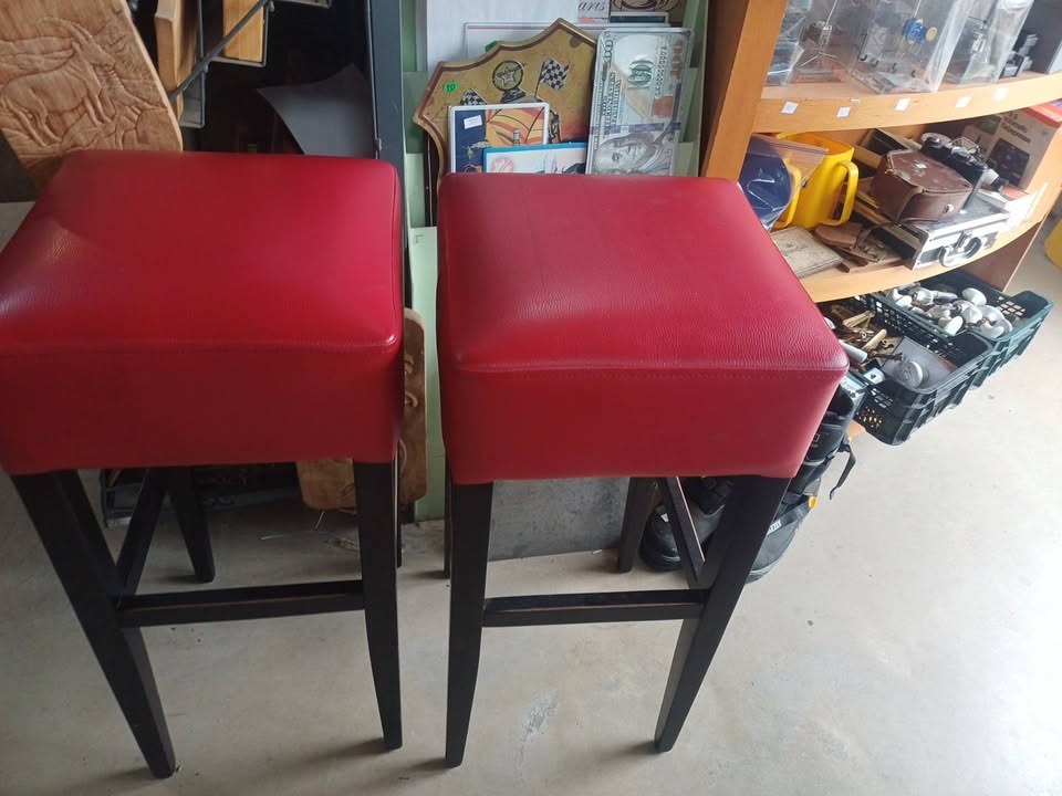 Tabourets de bar professionnels en bois – Assise rouge rembourrée (Lot ou unité)