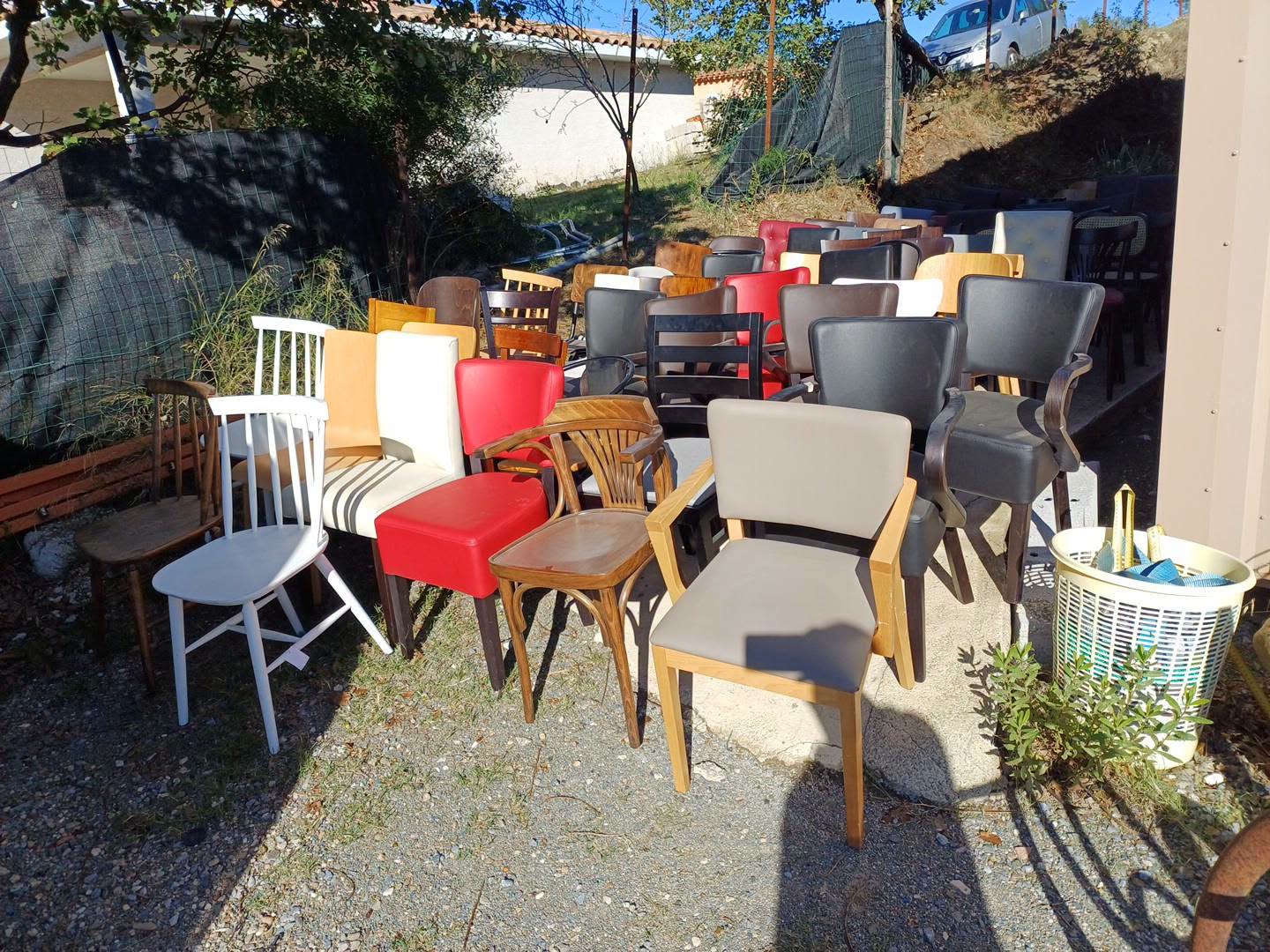 Arrivage massif de chaises et fauteuils neuf valero.  Modèles d'exposition show room.    Qualité professionnelle