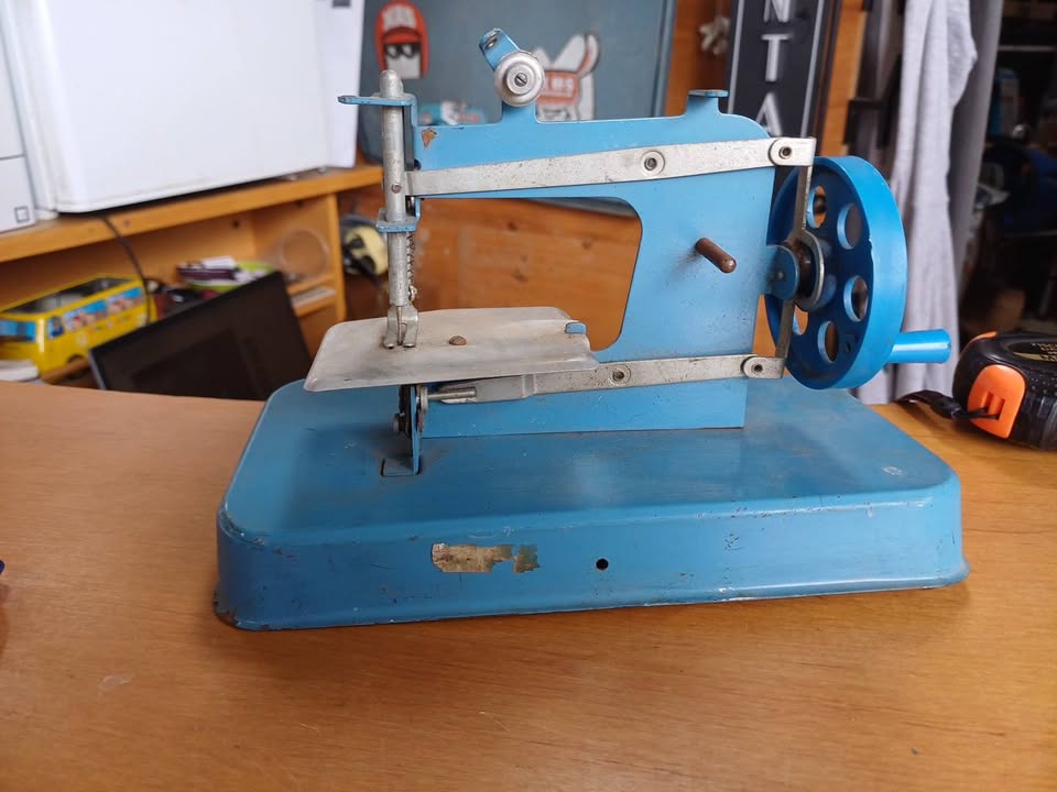 Ancienne machine à coudre pour enfant en tôle bleue — Vintage / Jouet ancien