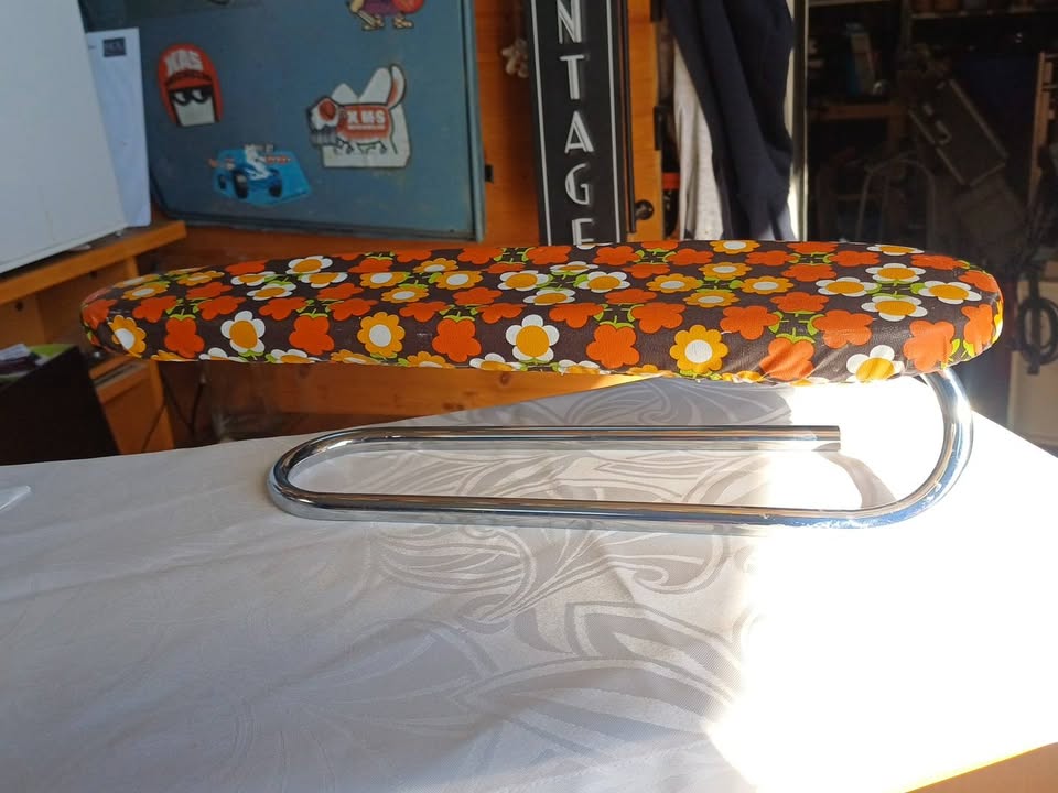 Jeannette / Planche à Repasser les Manches Vintage – Tissu Motif Fleurs Années 70