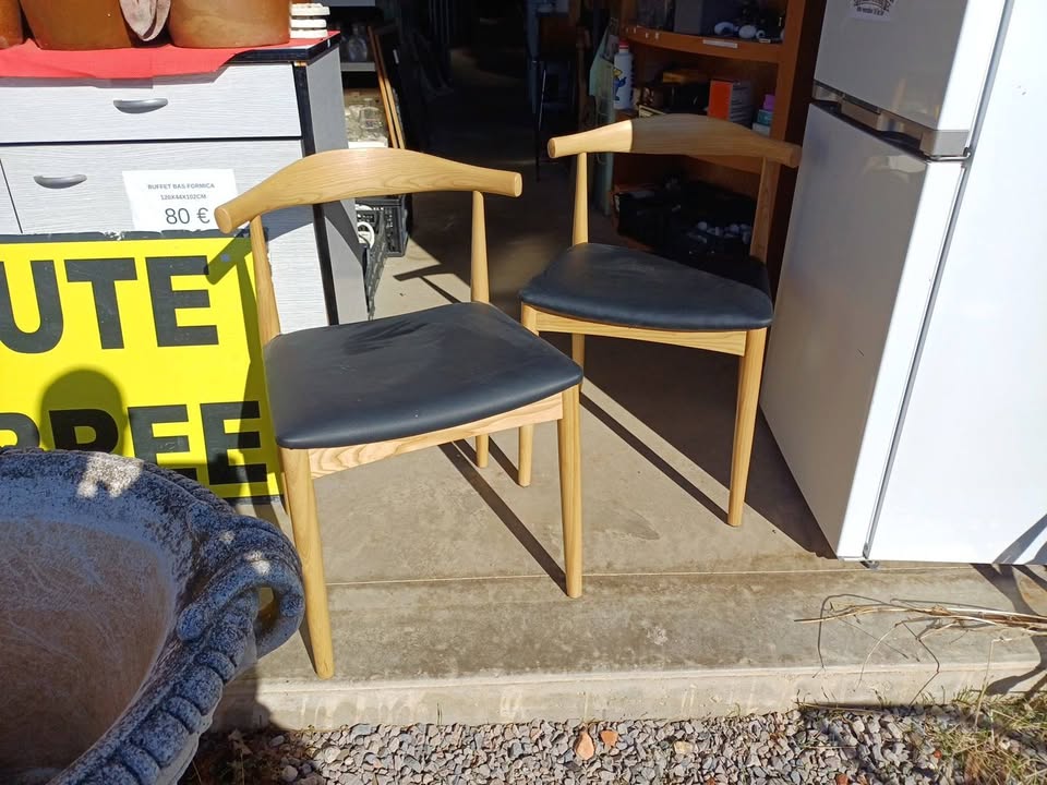Paire de Fauteuils / Chaises Design Scandi chr– Neuf / Modèles d'Exposition (Bois & Cuir )