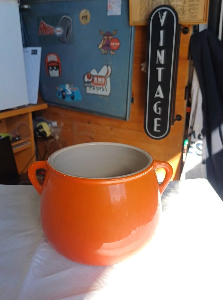 Pot / Marmite Boule Vintage en Fonte Émaillée Orange Pop (Style Le Creuset / Cousances)