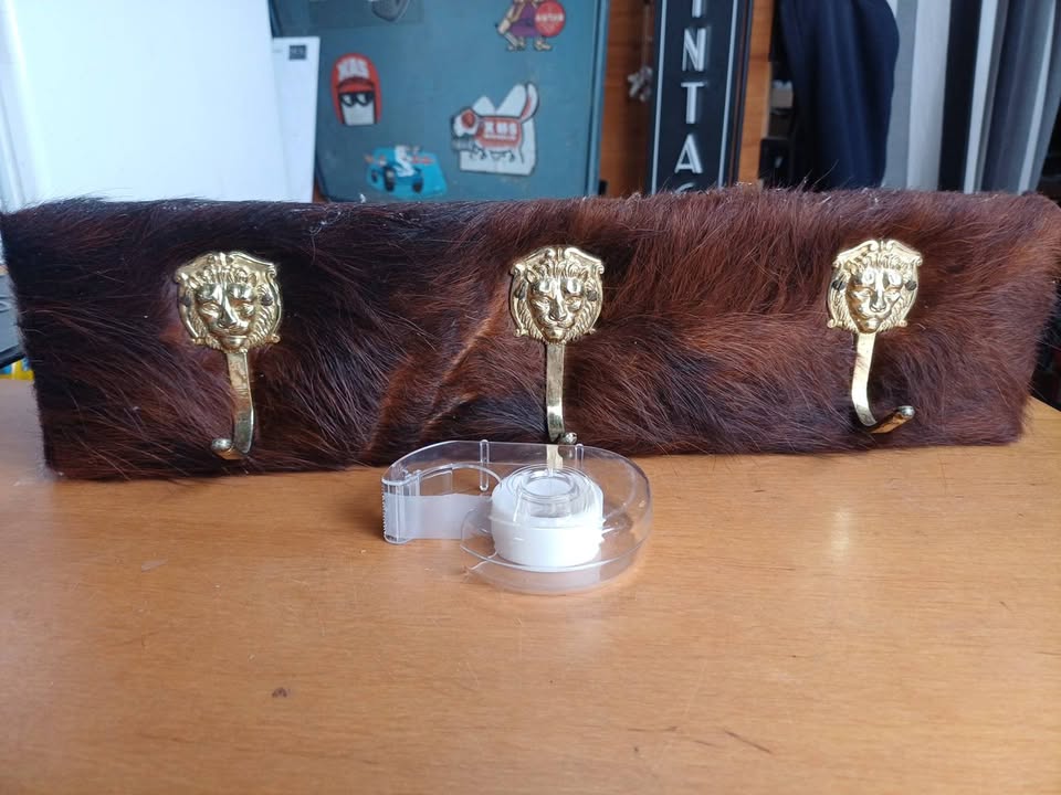 Porte-manteau vintage 3 patères Têtes de Lion - Gainé peau / fourrure synthétique