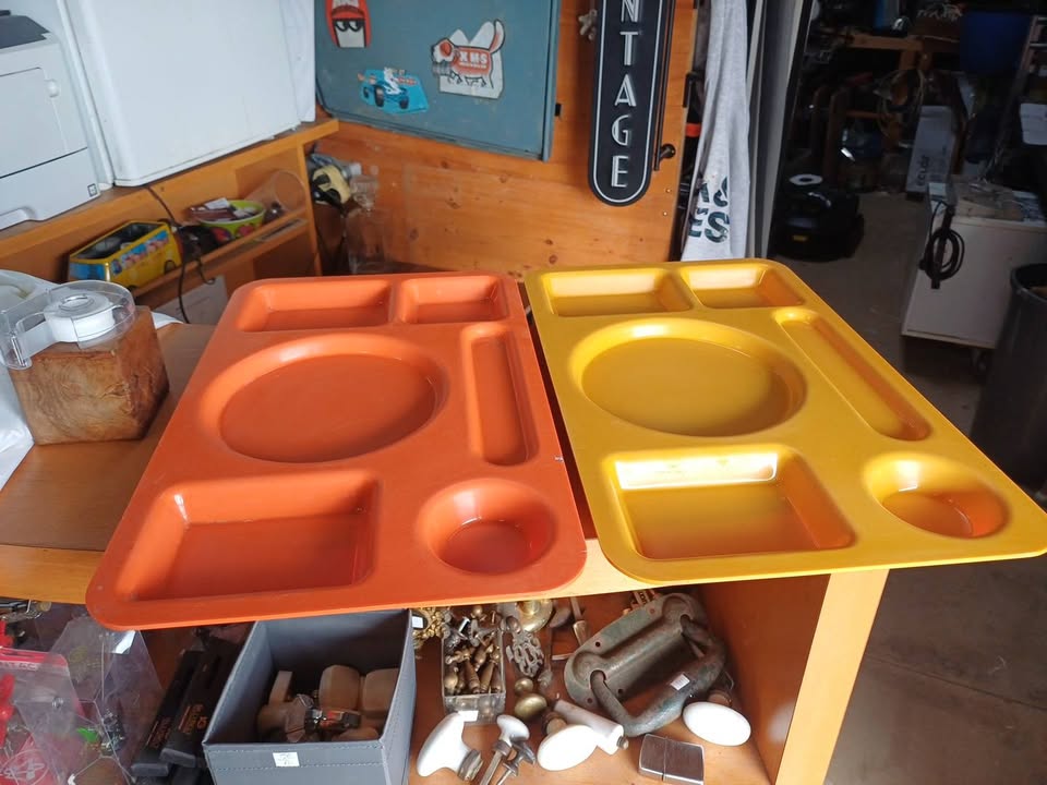 Duo de grands plateaux repas vintage rétro Space Age orange et jaune (70s)
