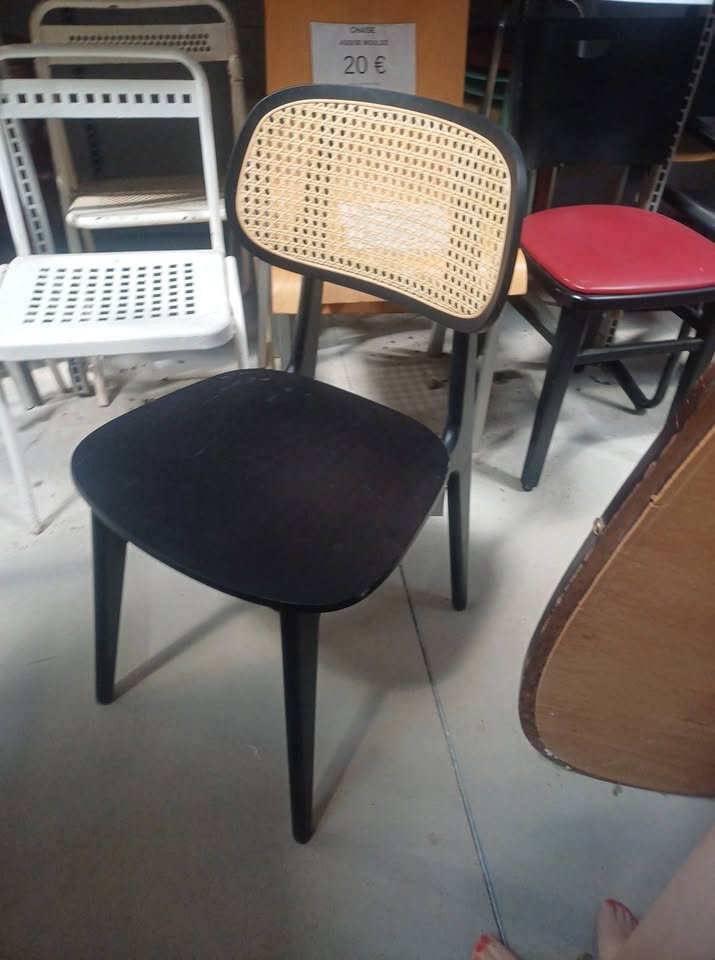 chaise modèle Alisay, au design scandinave et contemporain. Il s'agit d'un modèle d'exposition en très bon état. Valeur 180/200€