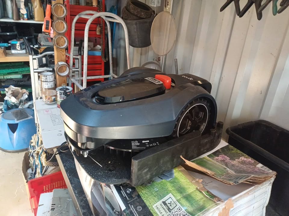 Robot tondeuse ECLOZ E-600 – État neuf (à tester / réviser)
