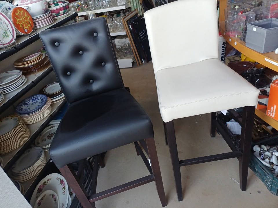 Chaise Haute de Bar – Simili Cuir Noir Capitonné & Blanc Crème (Pieds Bois) professionnel