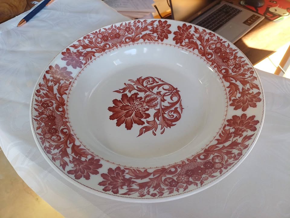 Grand plat creux ancien en faïence - Motif floral bordeaux / rouge - Ø 29 cm
