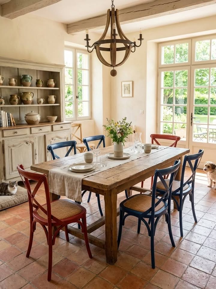 Chaises bistrot bois & rotin Maisons du Monde « Tradition » (Bleu & Rouge)