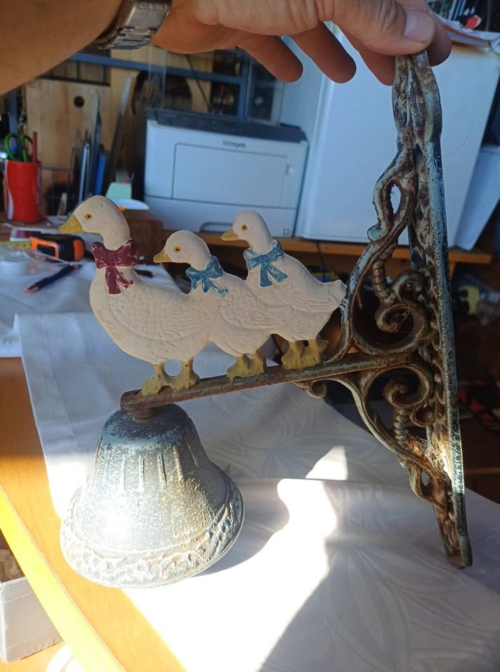 Cloche d'entrée murale en fonte ancienne - Décor Canards - H 36 cm