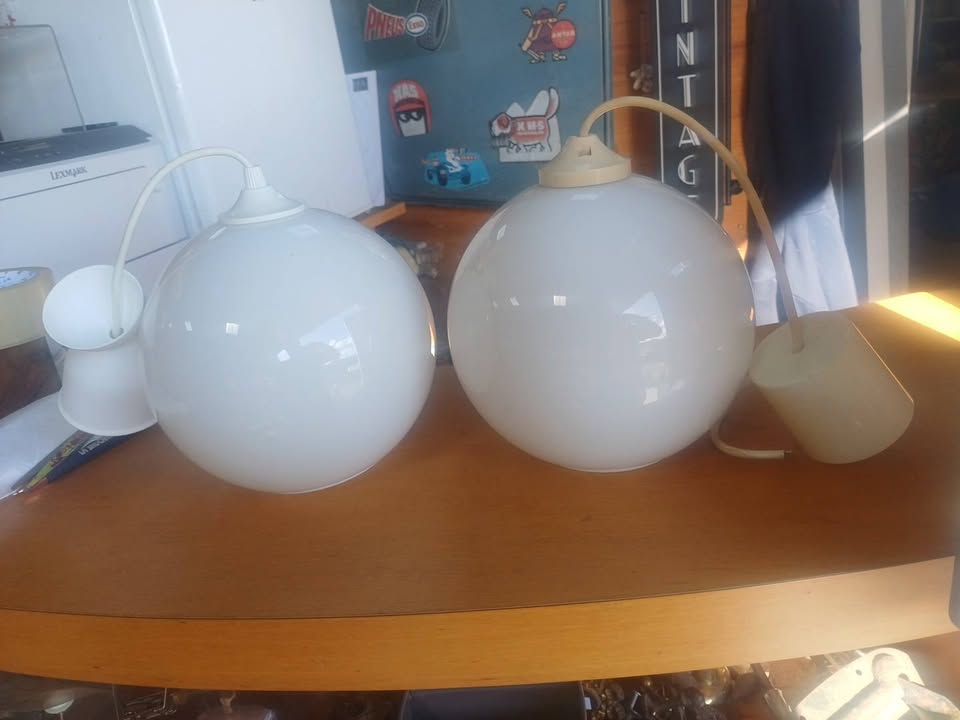 Lustre / Suspension globe verre opalin blanc vintage 70s - Ø 18 cm