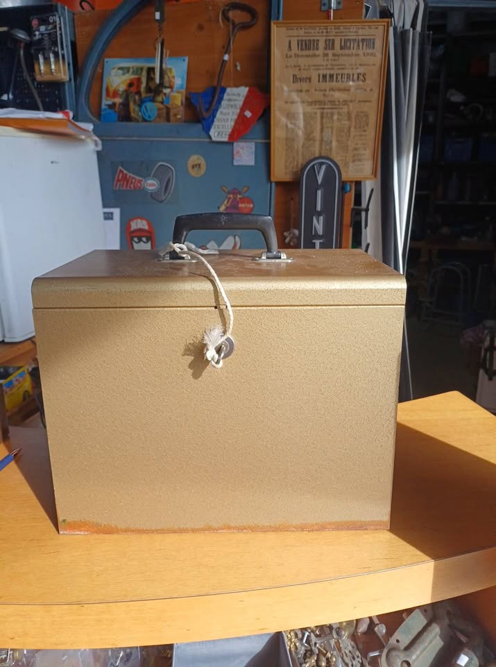 Caissette / Mallette à documents vintage en métal avec trieur