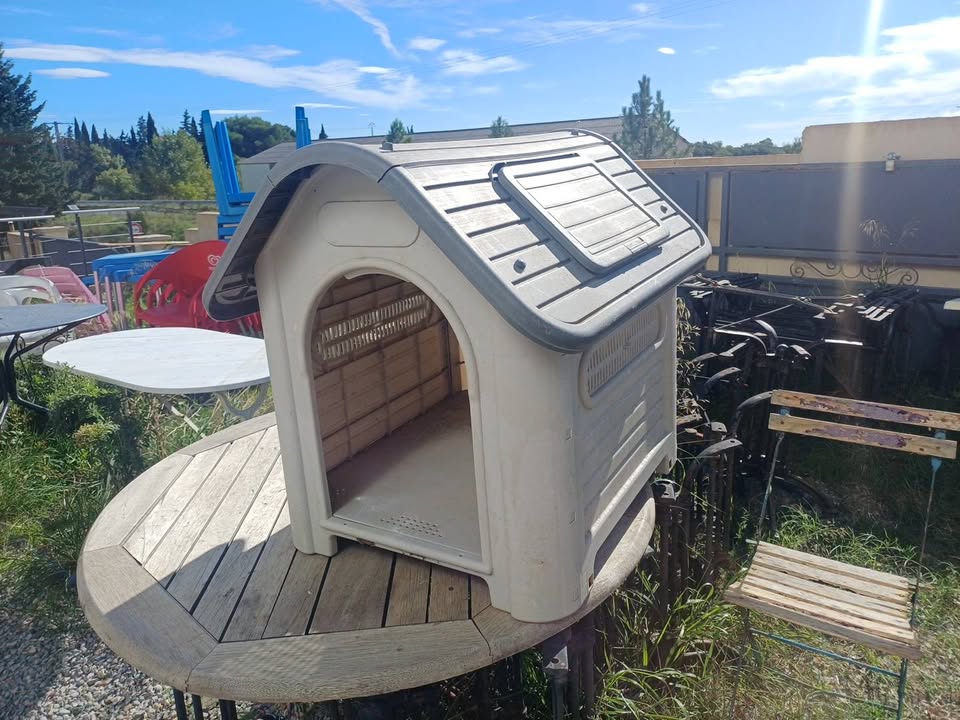 Niche pour chien en plastique PVC résistant - Trappe de toit ouvrante