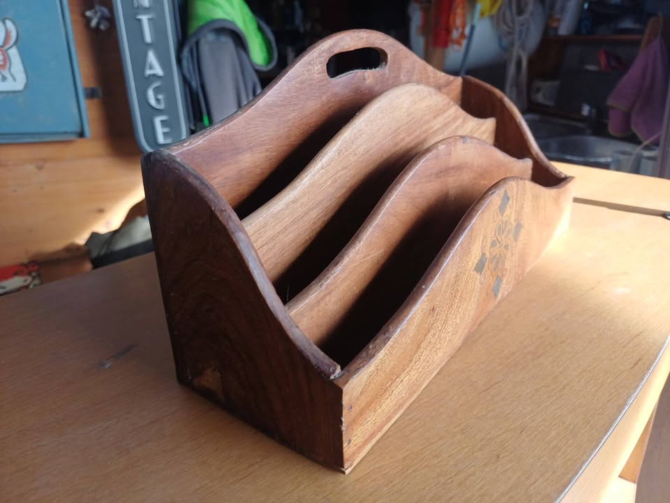 Porte-courrier / Rangement de bureau vintage en bois massif incrusté de laiton