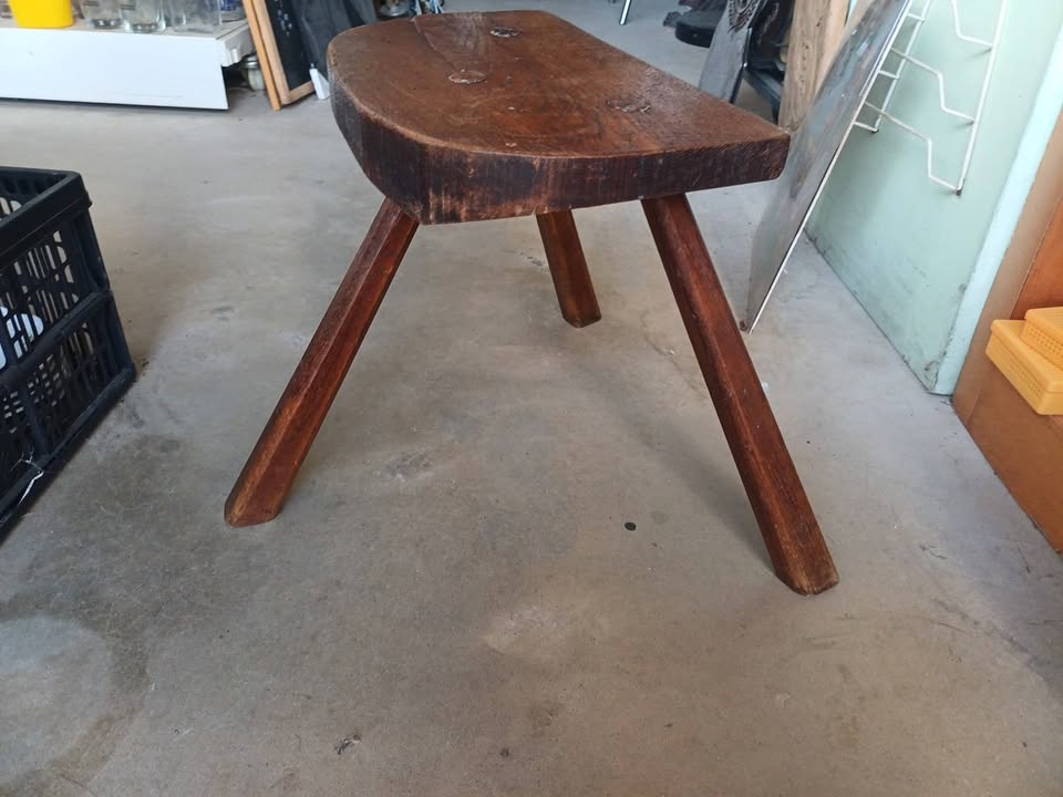 Tabouret tripode ancien en bois massif – Art populaire / Rustique