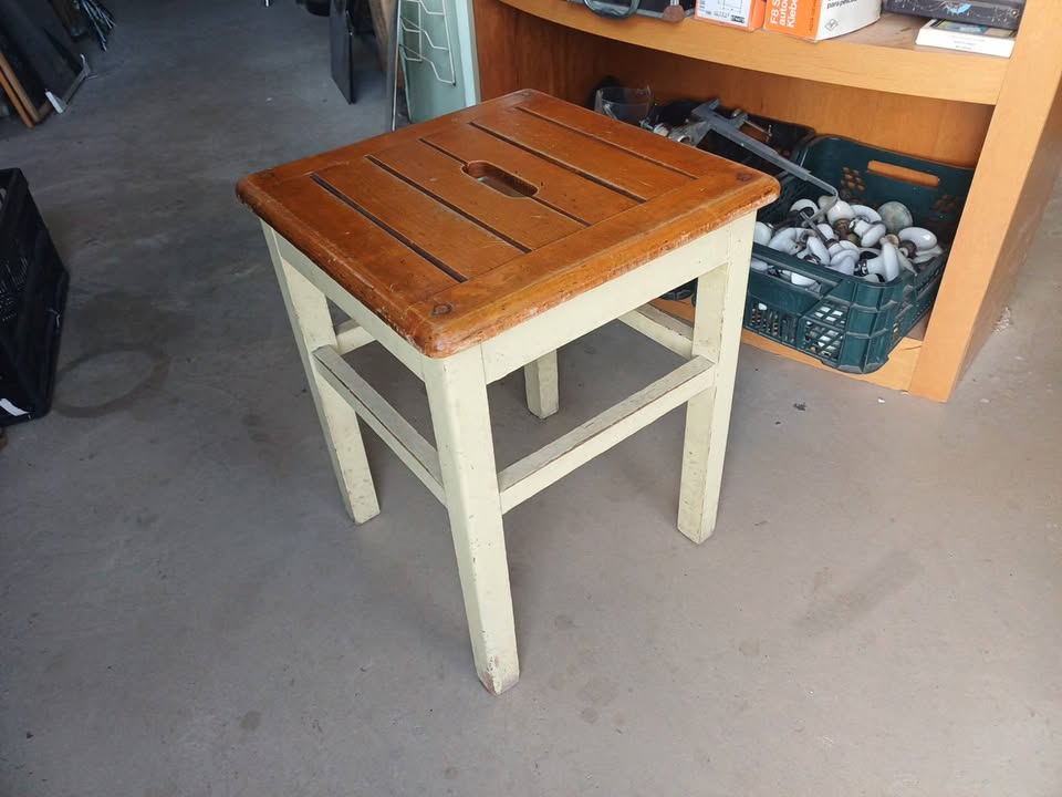 Tabouret vintage en bois massif – Style atelier / campagne – Années 50-60
