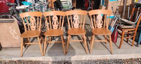 4 chaises de ferme bois massif  En hêtre massif  Marque interior's modèle lyre  Vendu 240€ les 4 soit 60€ pièce  Visible a la brocante de Seb a…