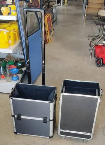 Partie de valise aluminium Celle de droite est idéal pour transporter des outils  avec poignée de transport et roulettes ( il n'y a pas de…