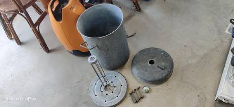 Ancien stérilisateur zinc Bon état esthétique  Hauteur 50cm Visible a la brocante de Seb a Laurens