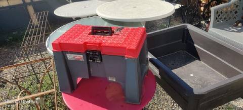 Marche pieds boîte outils plasco 2 en 1
