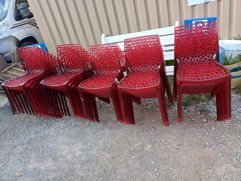 Chaises transparentes rouges 40€pc