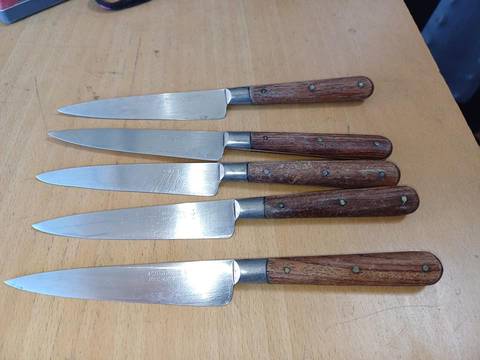 5 couteaux à steak/viande